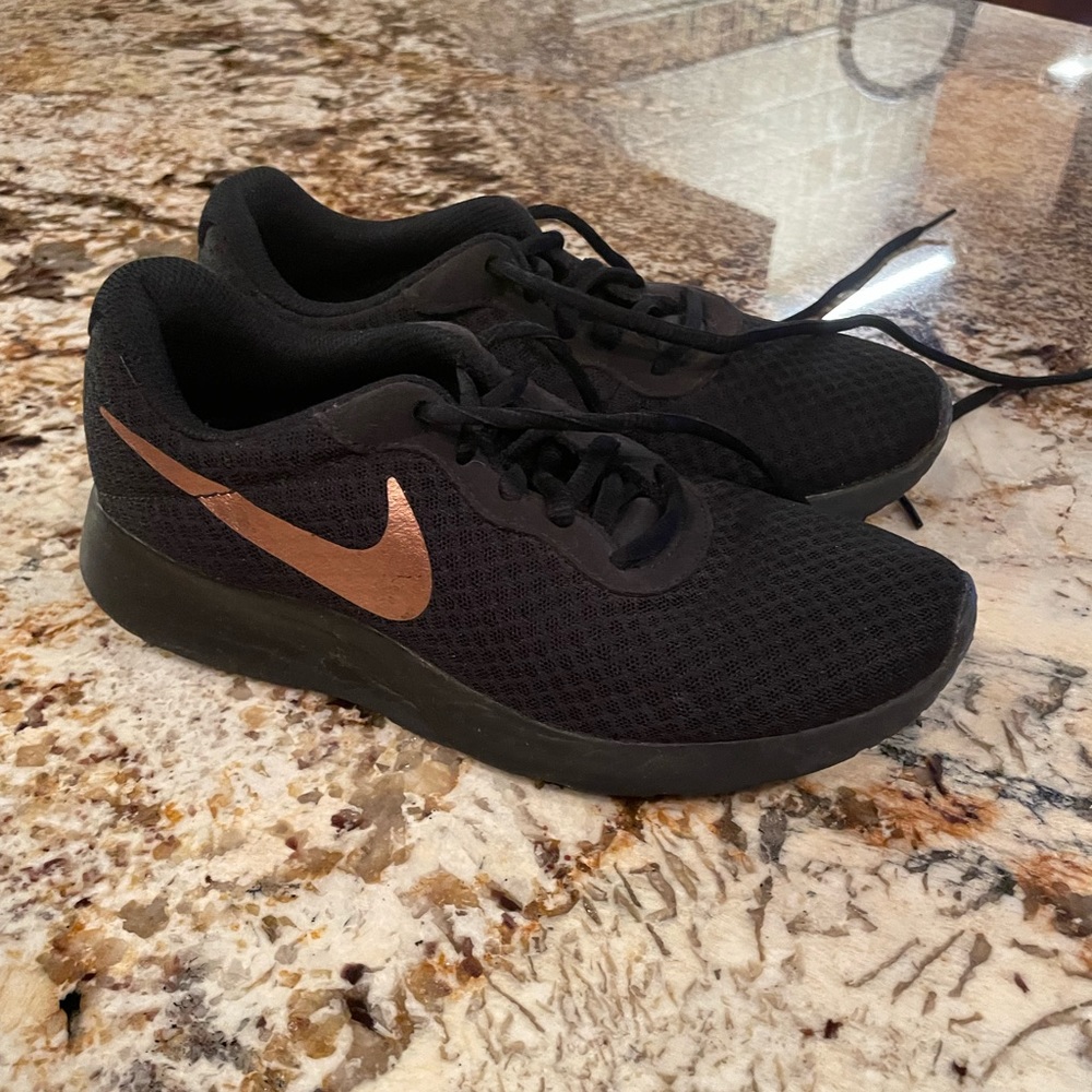 Nike Tanjun Black/rose gold